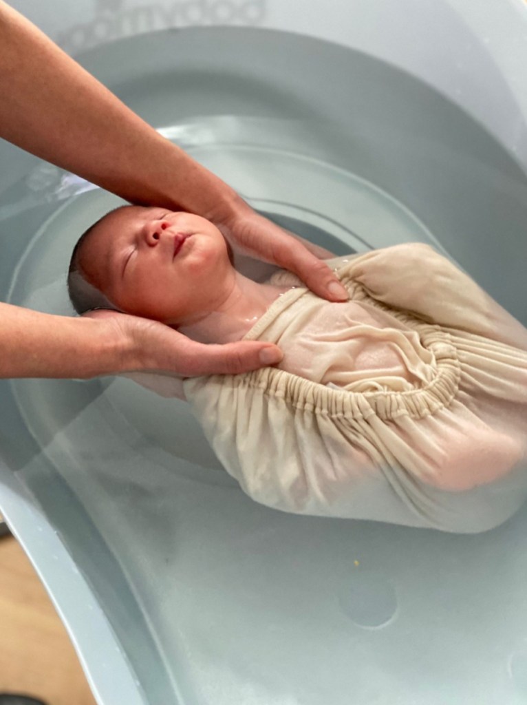 Bain sensoriel bébé à Annonay, en Ardèche, proposé par Cocoon and Milk. Ce rituel de bain doux et enveloppant accompagne bébé et ses parents dans un moment de détente, de découverte et de connexion. Accompagnement périnatal à Annonay, Vernosc et dans les alentours.